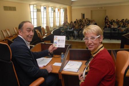 Imagen Miguel Ángel de Vicente explica el documento Compromiso 20.20 a los profesionales de los CEAAS de la Diputación