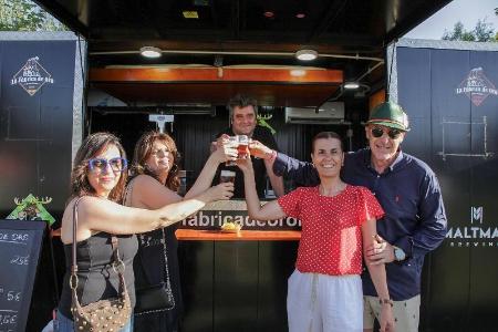Imagen San Cristóbal de Segovia reúne a cientos de personas en la novena Feria de la Cerveza y consolida el éxito de ‘Amor a primera birra con...