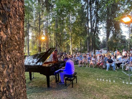 Imagen La quinta edición de la ‘Noche en Blanco y Negro’, el Festival de Pianos en la Calle de la Diputación, convirtió El Espinar en un escenario único para los amantes del piano