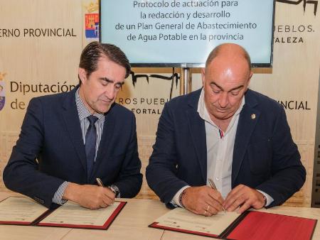 Imagen La Diputación y la Junta planifican el abastecimiento de agua de consumo en la provincia, con casi 40 millones de euros ya en marcha para el ciclo del agua